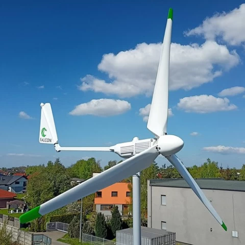 Turbina wiatrowa Falcon na tle niebieskiego nieba i małego miasteczka
